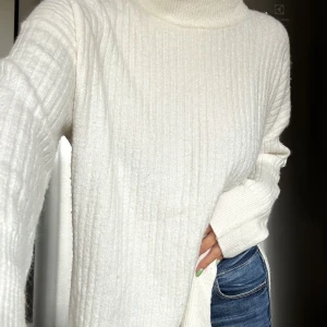 Stickad H&M storlek: S - Tröja från hm i storlek S, använd fåtal gånger, länge modell, köparen står för frakt!😊🌞