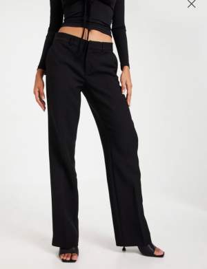 Jättesnygga och trendiga low waist kostymbyxor från Nelly😍 Köpta på plick, storlek 34. Säljer då ja inte gillar passformen!