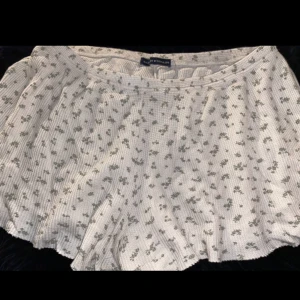 Pyjamas shorts - Pyjamas shorts från brandy Melville med gröna blommor