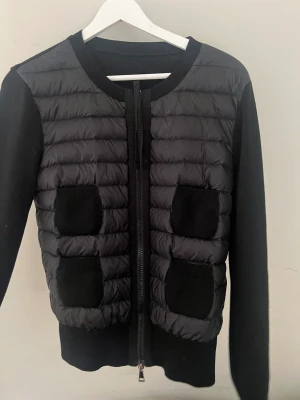 Moncler cardigan - Säljer nu min fina jacka från moncler😍nästan aldrig använd då jag har en annan jacka jag får mera användning av den❤️