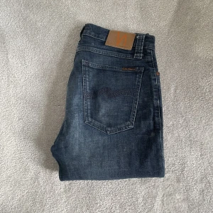 Nudie Jeans 31/32 - Säljer nu dessa fräscha Nudie Jeans i storlek 31/32 | Skick: 9/10 | Nypris: 1800 kr | Mitt pris: 449 kr | Hör av er vid minsta fråga eller fundering :)
