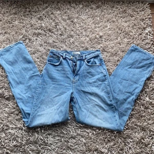 Bootcut jeans - Säljer dessa midwaist bootcut jeans från gina tricot då de är lite för små för mig (dom är storlek 32, men skulle säga att dom är lite större än så) jag har vanligtvis storlek S/34 och är 170cm lång 🩷 skriv vid funderingar och innan ni trycker på köp nu!!