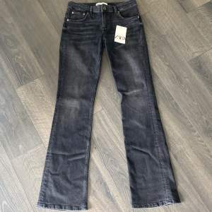Säljer dessa svarta flare jeansen från Zara då de är för långa för mig som är 158 cm lång. De är helt oanvända med prislappen kvar!💘