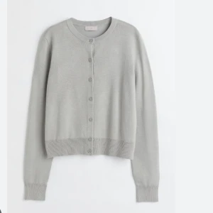 Grå kofta  - Säljer min gråa kofta från hm eftersom jag inte får användning för den. 