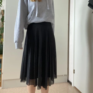 Midikjol  - Midikjol från bershka. Sparsamt använd. Storlek S