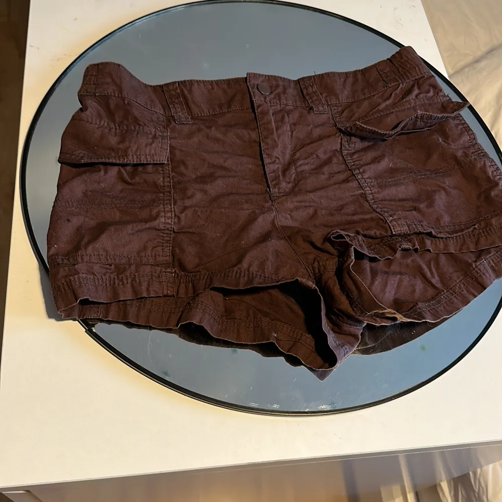  lågmidjade bruna cargo shorts köpte dom för typ 6 månader sen och har bara använd dom typ 3 gånger så nästa helt nya . Shorts.