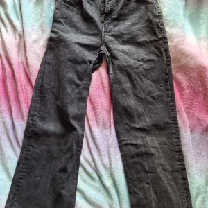 Jeans  - Använd ganska mycket men fortfarande bra skick 