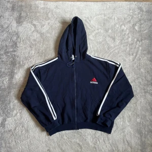 Cropped adidas zip up - Snygg cropped adidas zip up med röd logga. Glöm inte kolla in min Plick för mer kläder☺️ prins är alltid diskuterbart