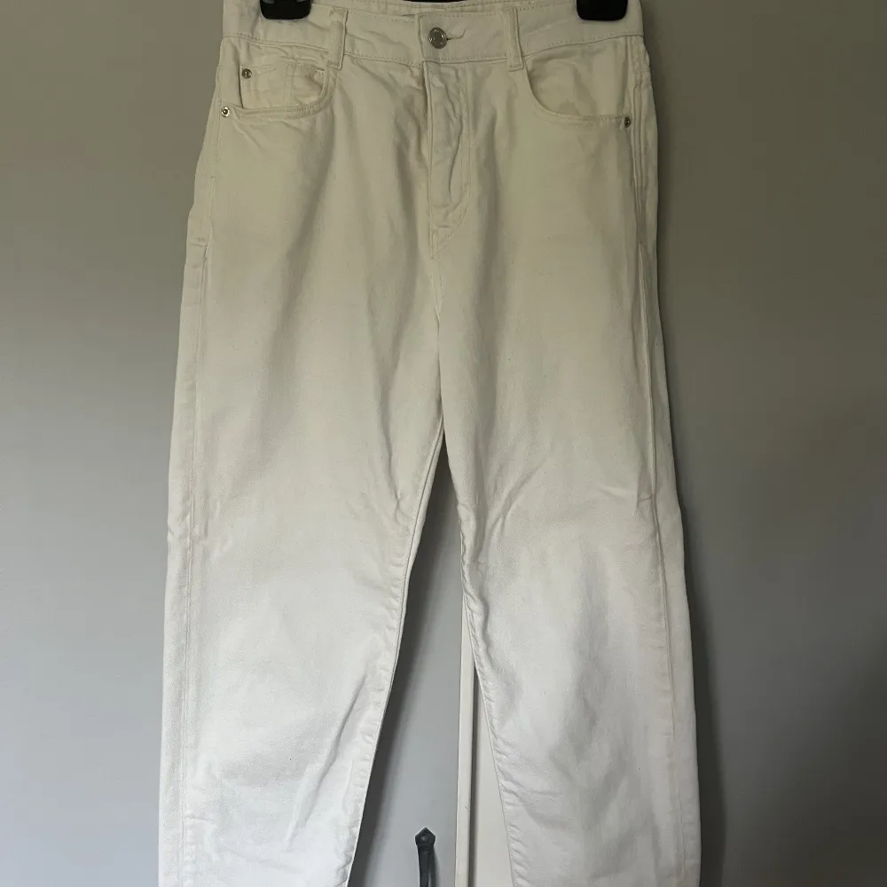 Hej! Säljer dessa jeans från zara för att de inte längre passar mig. Köpte dom för 1 år sen och använda få gånger. Köpte dom för 500kr, helt vita och inga fläckar. Passar bra i längden och är 170cm.. Jeans & Byxor.