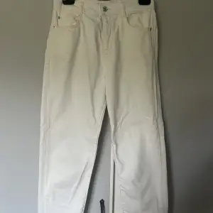 Hej! Säljer dessa jeans från zara för att de inte längre passar mig. Köpte dom för 1 år sen och använda få gånger. Köpte dom för 500kr, helt vita och inga fläckar. Passar bra i längden och är 170cm.