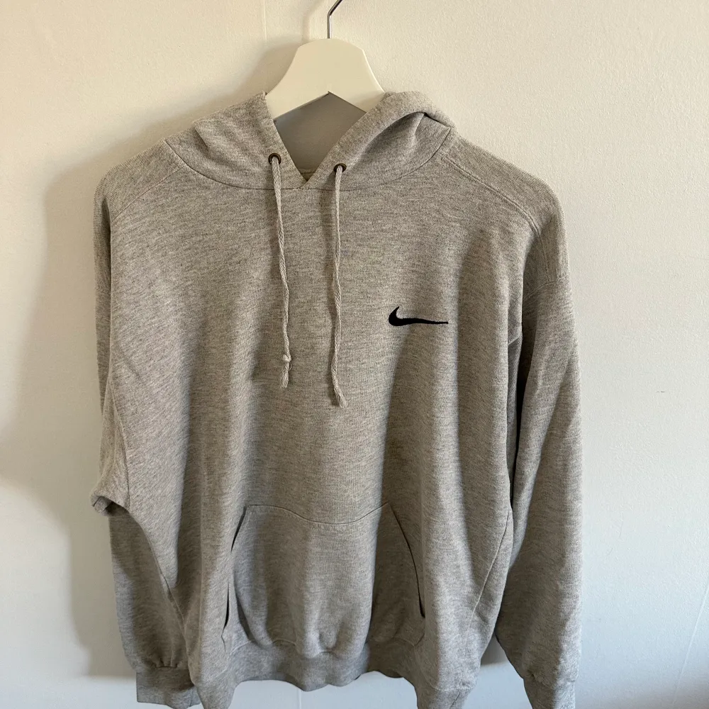 Vintage Nike hoodie, storlek small passar större, pris 250kr + frakt, se bilder för skick. Hoodies.