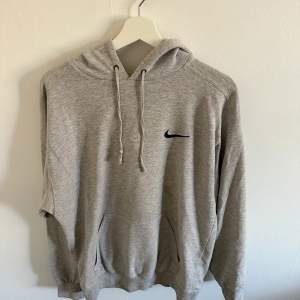 Vintage Nike hoodie, storlek small passar större, pris 250kr + frakt, se bilder för skick