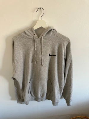 Vintage Nike holdie - Vintage Nike hoodie, storlek small passar större, pris 250kr + frakt, se bilder för skick