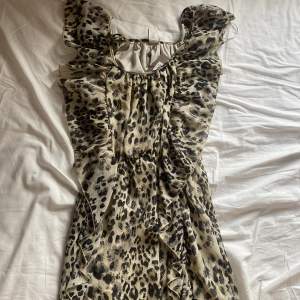 Säljer denna fina volang klänning från Vila, aldrig använd och pris lapp kvar! Kan mötas upp i Jönköping eller frakta, köparen står för frakten💕