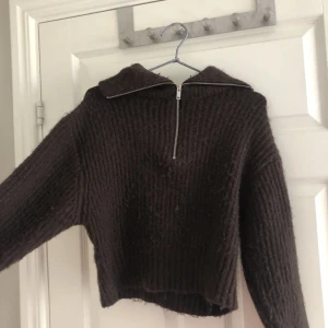 Stickad tröja - Säljer min knappt använda stickade tröja från Gina! Jättemysig och fin nu till hösten och vintern och passar till mycket! Säljer då den inte används! Skriv för mer frågor eller bilder💕