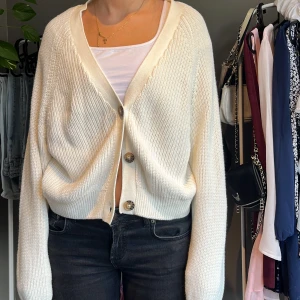 Vit stickad kofta - Stickad kofta från Monki med knappar i strl S men passar mellan xs-m då den är oversized 