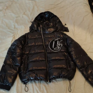 Corvidae dunjacka - Säljer min corvidae dunjacka. Från ett av deras första släpp. Välanvänd men i riktigt bra skick. Sett dessa gå för upptill 3-4k. Löstagbara ärmar samt luva så det kan bli en väst. Man kan även ta av patchen på  om så önskas. Assymetrisk kedja. Fet!