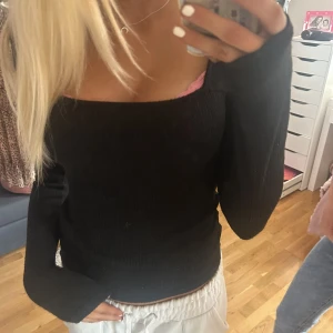 Långärmad tröja - Intressekol på denna sjukt fina långärmade tröja från ginatricot i stickat matrial💓