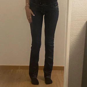 snygga diesel jeans - Mina favorit jeans under en lång period passar tyvvär snart inte längre. dem är mörkblåa jeans från diesel i mycket bra skick, inga slitlingat eller hål. dem är en äldre modell och lite bootcut men det syns inte så tydligt på första bilden. dm för frågor💗