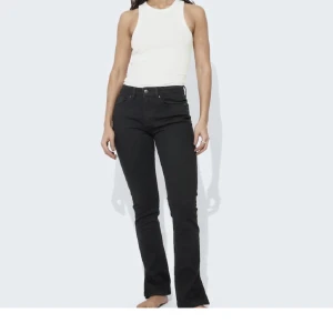 Jeans Bikbok - Säljer nu dessa mid waist jeans från Bikbok med slits, jeansen sitter super fint och är i storlek 26/32🥰 Endast använda en gång då jag tyckte de var lite försmå för mig, passar mig som är 161cm💖 150kr+frakt