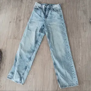 Hej säljer ett par blåa utsvängda jeans. Knappt aldrig använd, men har en liten liten gul fläck vid typ fram fickan. Men den går säkert bort i tvätten men annars inget som man stör sig på. Byxorna är i storlek 34.