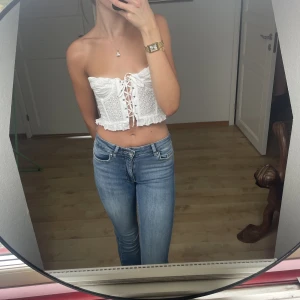 Söt topp - Korsett topp från NA-KD jätte söt verkligen! En av hålen till snörningen är lite sönder(fick den så) men inget som hindrar/förstör toppen. Stl xs bortsätt från ”hålet” så är skicket 👌🏼 