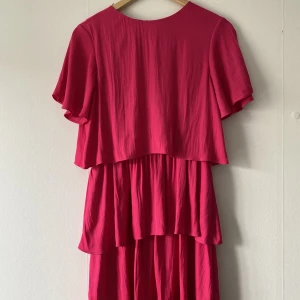 Klänning  - Sparsamt använd. Klänning från Zara, ca 1 år gammal. Ganska liten i storlek. Köparen står för frakten. 