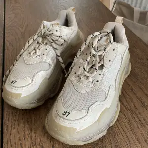 Balenciaga sneakers i storlek 37. Skulle även passa en 38a!  Skorna är endast använda ett fåtal gånger och där finns därför inga defekter på dem.   Nypris 9000 kr, kvitto finns! 