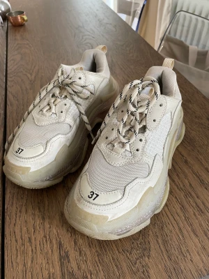 Balenciaga tripple S - Balenciaga sneakers i storlek 37. Skulle även passa en 38a!  Skorna är endast använda ett fåtal gånger och där finns därför inga defekter på dem.   Nypris 9000 kr, kvitto finns! 