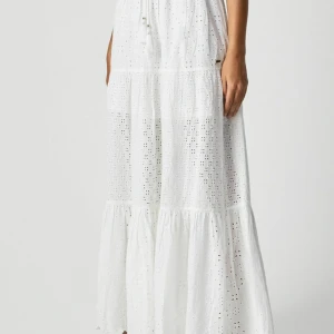 Vit maxikjol Pepe Jeans - Vit maxikjol i storlek S från Pepe Jeans. Använd några få gånger, i fint skick. 