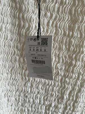 Pull&bear klänning storlek S - Pull&bear klänning som är slutsåld på hemsidan i storlek S! Den är helt oanvänd och säljs för att den inte har kommit till användning, finns ett litet hål vid sömmen i axeln!