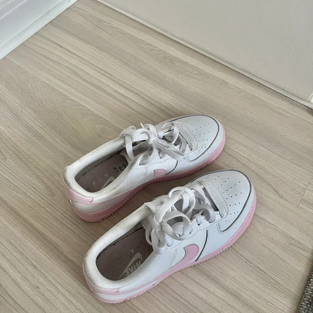 Nike air force i rosa och vitt. I fint skick.   Storlek 36  Köpare betalar frakt . Skor.