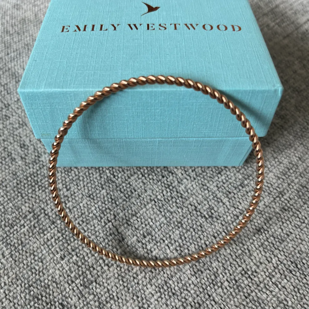 Vackert  armband i rostfritt stål från Emily Westwood. Omkrets 8cm Nypris 349kr Armbandet är i nyskick.. Accessoarer.