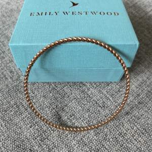 Vackert  armband i rostfritt stål från Emily Westwood. Omkrets 8cm Nypris 349kr Armbandet är i nyskick.