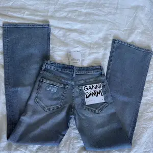 Helt oanvända Ganni jeans i modellen IRY. Säljer pga felköp, nypris ca 2500. Skriv för fler bilder eller vid frågor⭐️🫶