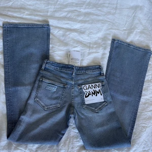 Ganni bootcut lowwaist jeans - Helt oanvända Ganni jeans i modellen IRY. Säljer pga felköp, nypris ca 2500. Skriv för fler bilder eller vid frågor⭐️🫶
