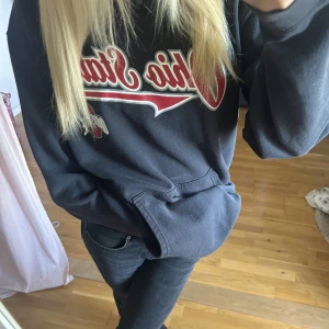 Collage hoodie - Säljer min collage hoodie från ncaa, skriv till mig vid intresse❣️