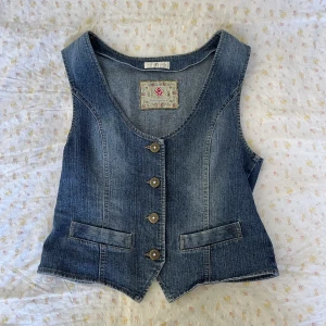 Jeansväst  - Så cool jeansväst som tyvärr inte kommer till användning :((