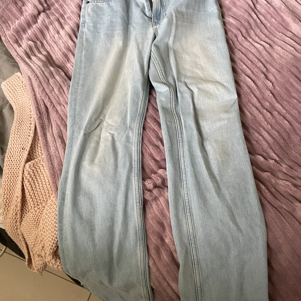 Säljer ett par ljus blåa straight jeans som är lågmidjade. Har bara använt några få gånger. Säljer då jag inte har någon användning av dem. Skicka för mer information eller bilder.💗. Jeans & Byxor.
