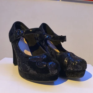 Säljer svarta klackskor  - Säljer svarta klackskor dom köptes för 650kr har bara använda 1 gång. Dom är praktiskt tagen nya så säljs för 150kr men prisar kan diskuteras.