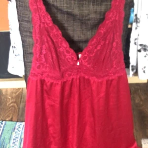 rött nattlinne - rött nattlinne jag köpt second hand men aldrig använt själv, perfekt skick. obs jag röker men den är tvättad och bör ej lukta. känsliga varnas dock. tryck inte på köp nu tack! skriv privat för att betala via swish. frakt 45kr.