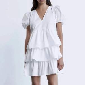 Lånade bilder. Säljer denna vita volang klänningen från Zara som inte säljs längre. Aldrig använd. Inga defekter. Storlek S. Passar XS-M. Köparen står för frakt (58kr spårbar) och är kvar så långe det inte står ”SÅLD”!