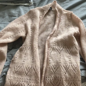 Stikad kofta - Rosa kofta