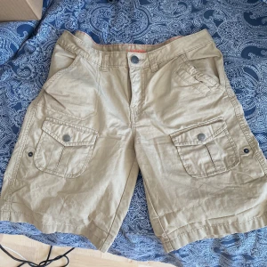 Cargoshorts - Köpte dom från Sellpy men dom ljög om midjemåttet 💔  Midjemåttet är 84 cm, shortsen är low waisted.