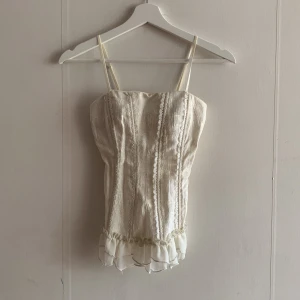 Korsett top - Super fin korsett top som är för liten för mig😭🤍🤍
