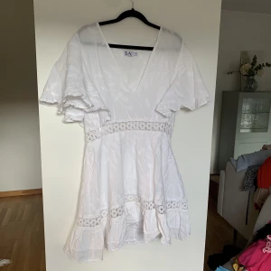 Vit klänning - Klänning från Linn Ahlborgs kollektion med Nakd, storlek 40. Använd två gånger, fint skick! 