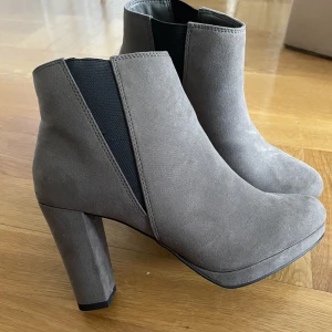 Boots klackskor - Klackskor / boots med resår i sidan.