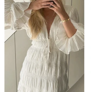 Vit klänning - Superfin slutsåld klänning från Moa Mattsson x NA-KD kollektionen. Alla storlekar är helt slutsålda. Har en i strl 36 och en i strl 38! 