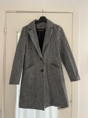 Rutig kappa - Rutig kappa från Primark. Väldigt varsamt använd. Samfraktar gärna 🌷