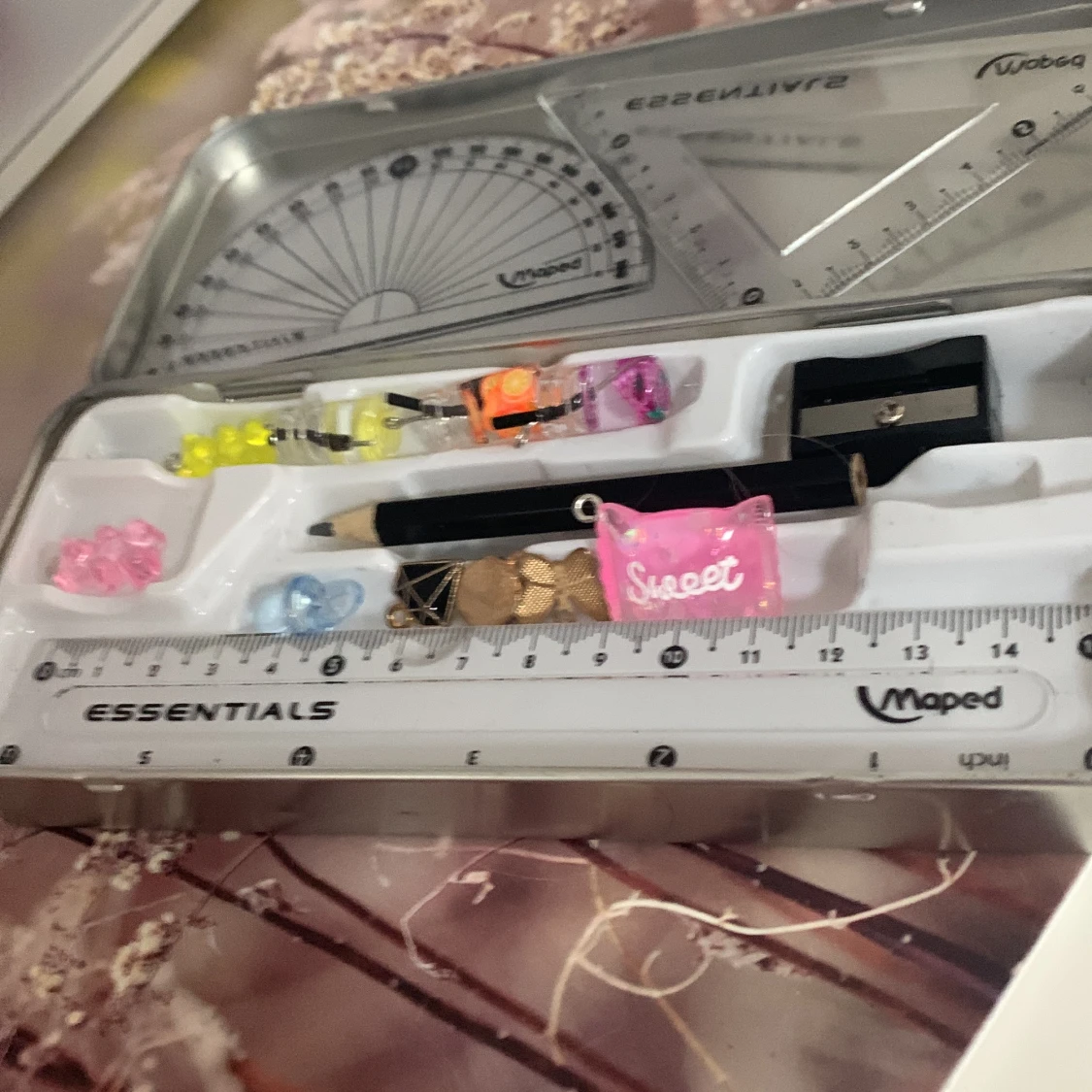 Penna,smycken,linjal - 90